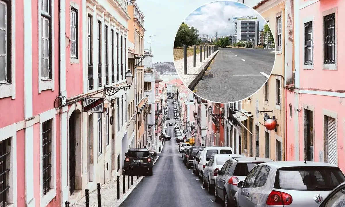 Bunte Häuser säumen eine steile Straße in Lissabon. Ein Kreis zeigt einen Parkplatz mit Markierungen, der eine Option für Parken Lissabon darstellt.