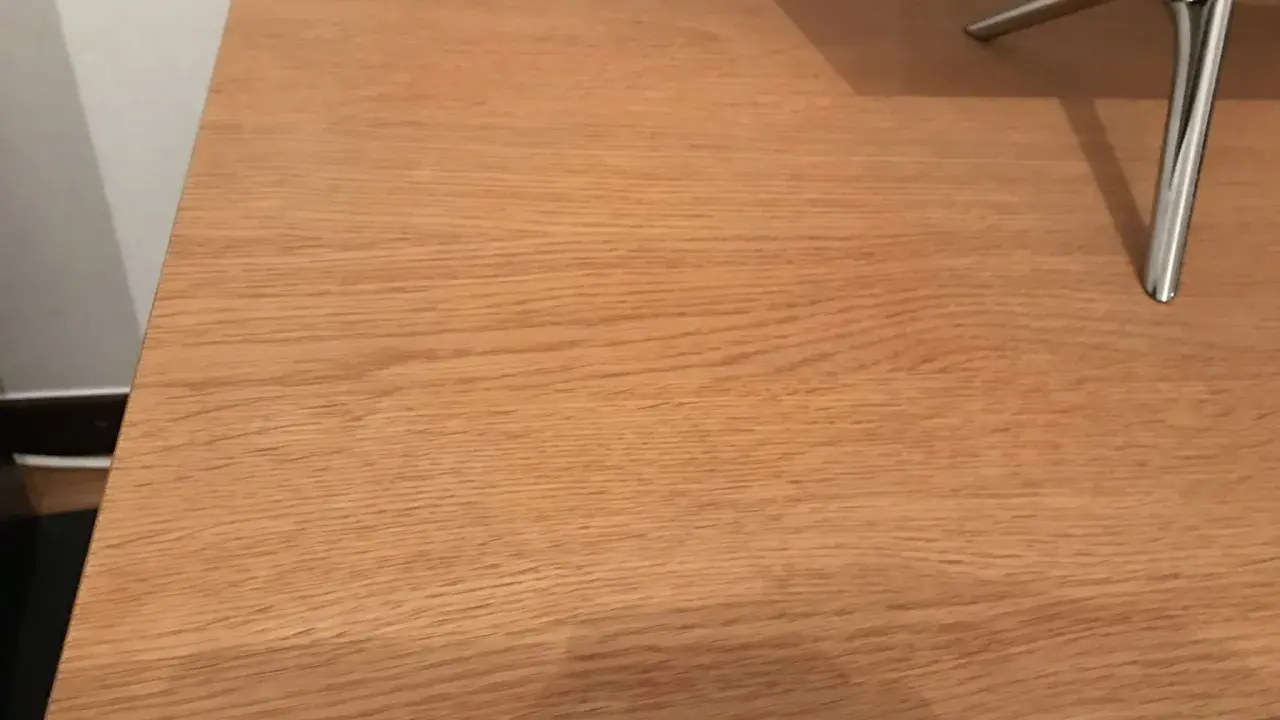 En slät yta av träfaner, redo att slipa för en perfekt finish.