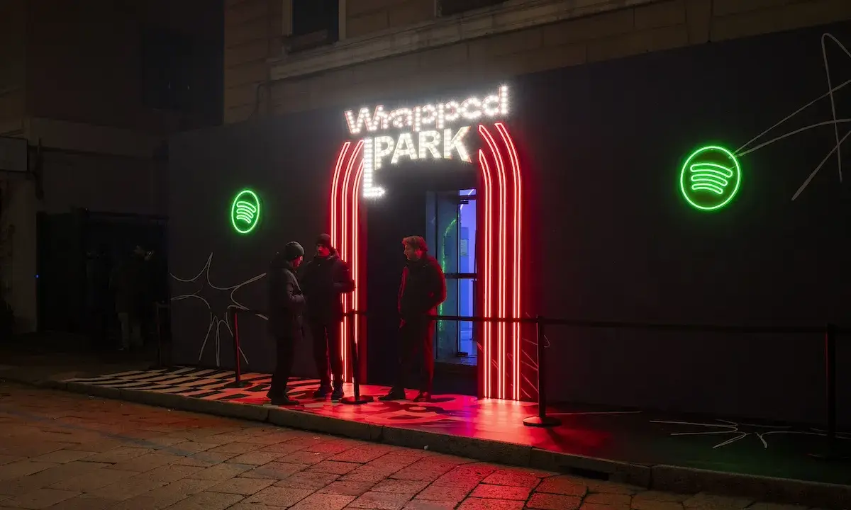 Ingresso neon per il Spotify Wrapped Park, con persone in attesa.