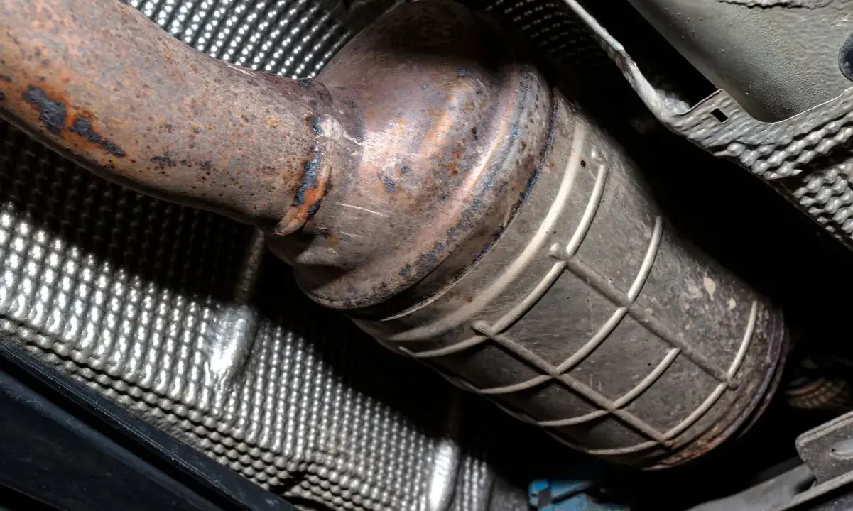 Rdza na rurze wydechowej i katalizatorze. Zastanawiasz się, ile trwa wypalanie dpf na postoju? To zależy od wielu czynników.