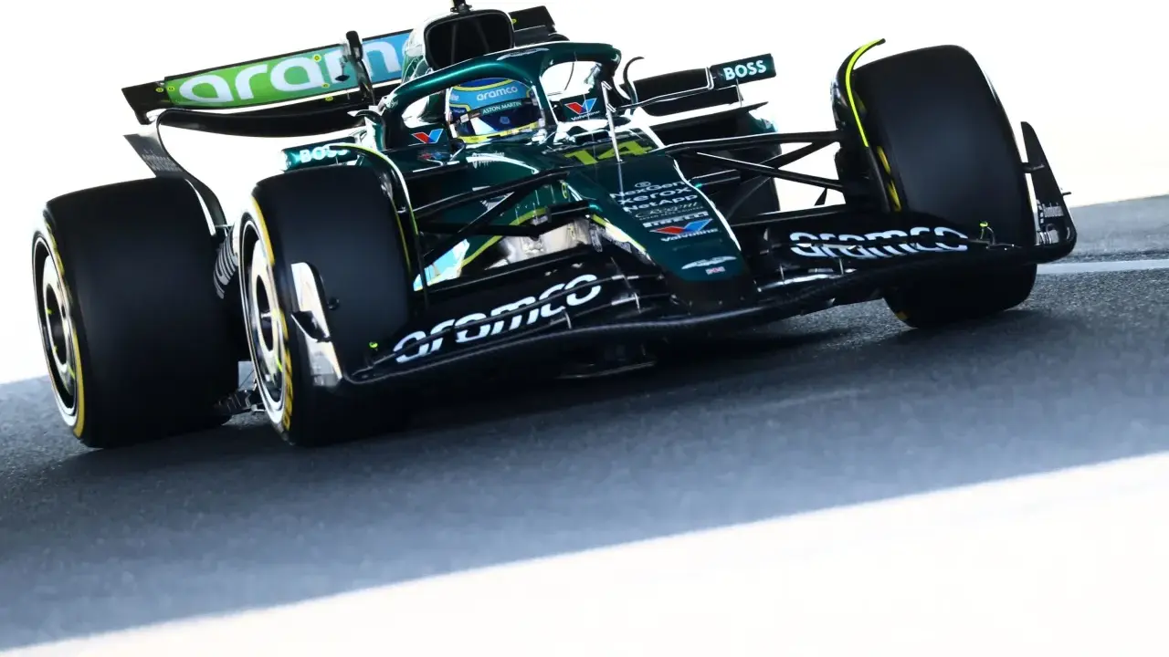 Un coche Aston Martin Honda verde compite en la pista, con el logo de Aramco en el alerón.