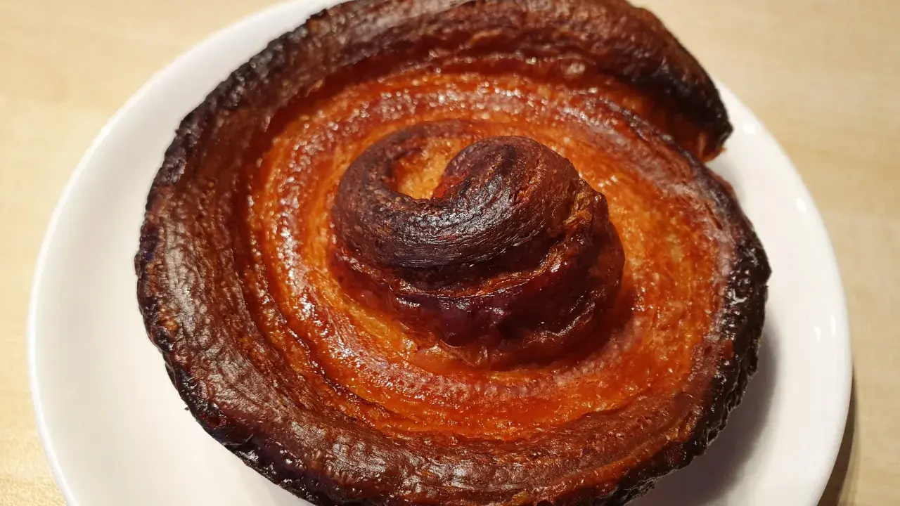 Gâteau breton en forme de spirale, aux bords caramélisés. Une des spécialités du Finistère à déguster sans attendre.