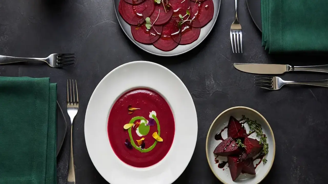 Un repas gastronomique met en vedette la betterave rouge sous diverses formes : en carpaccio, en velouté onctueux et en morceaux rôtis.