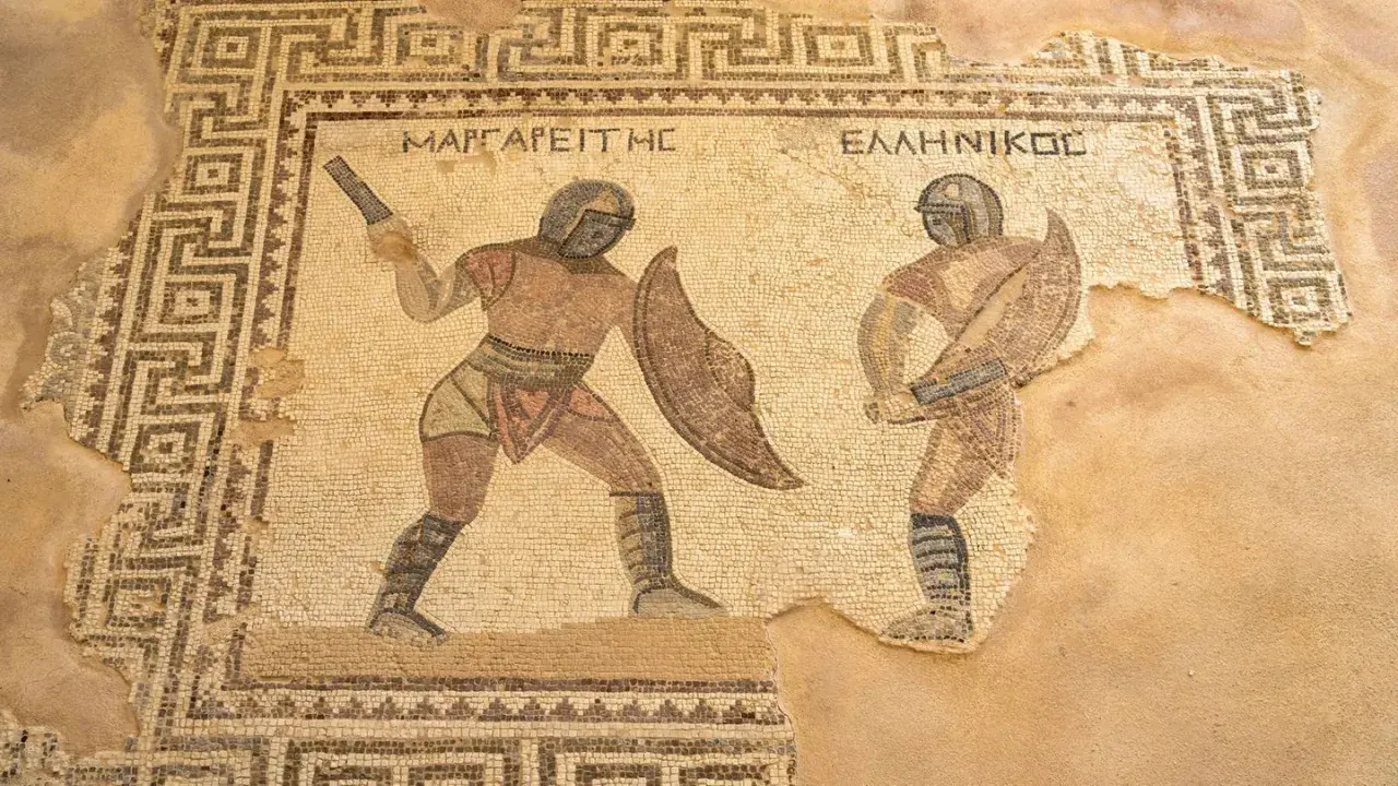Antikes Mosaik zeigt zwei Gladiatoren im Kampf. Ein Gladiator mit Schild und Schwert, der andere mit einem Speer. Sie kämpfen, was ist ein Gladiator?