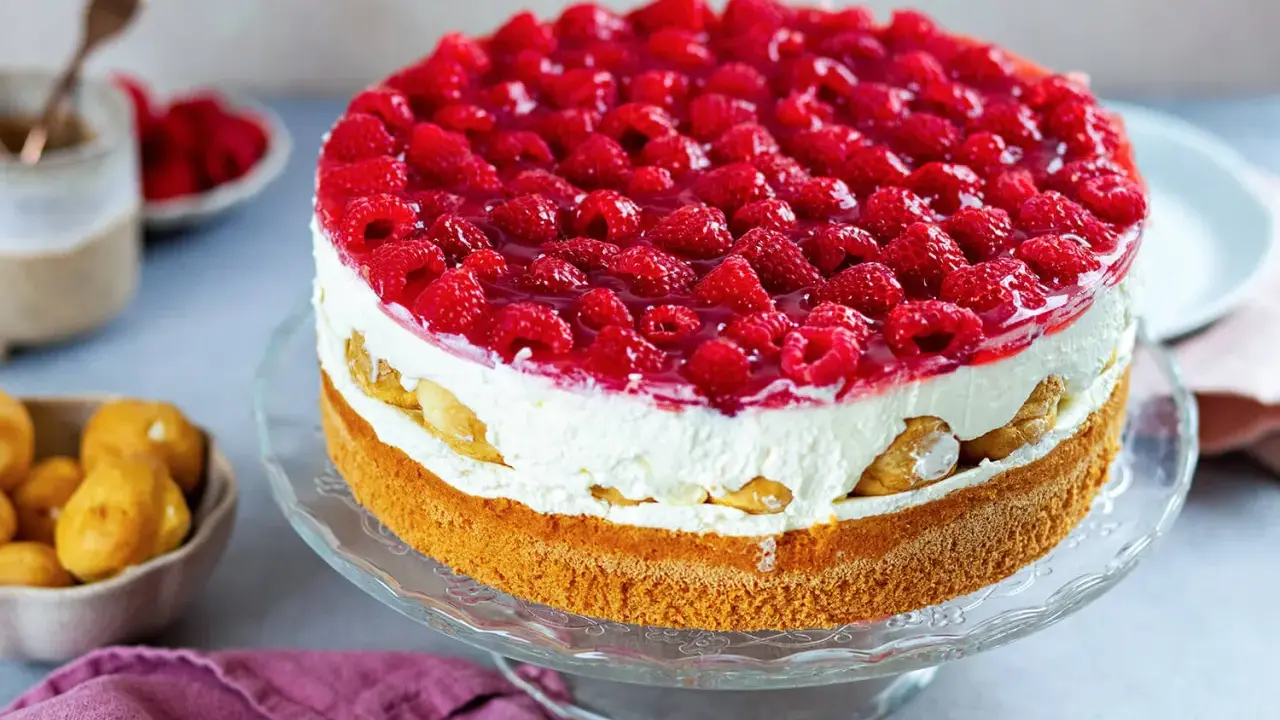 Himmlische Windbeuteltorte mit frischen Himbeeren und Sahne. Ein Traum für jeden Anlass, das Rezept ist einfach!