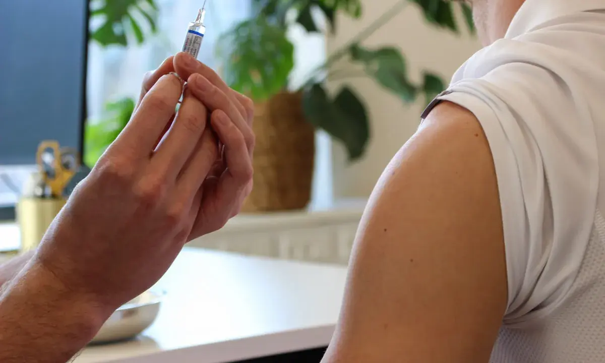 En spruta med vaccin förbereds för en vaccination. Frågan om hepatit vaccin hur ofta är viktig för att upprätthålla skyddet.