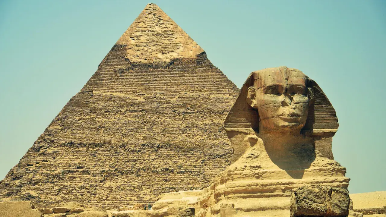 Die Große Sphinx von Gizeh und die Pyramide. Die Sphinx bedeutungsvoll, ein Wächter der Geheimnisse Ägyptens.