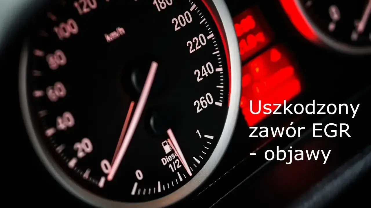 Deska rozdzielcza samochodu z widocznym prędkościomierzem i kontrolkami. Napis "Uszkodzony zawór EGR - objawy" sugeruje problemy z tym elementem.
