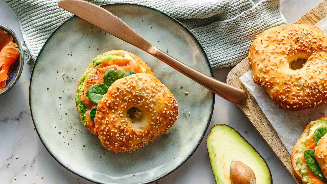 Ein leckeres Protein Bagel Rezept mit Lachs, Avocado und Spinat. Perfekt für ein gesundes Frühstück oder Mittagessen.