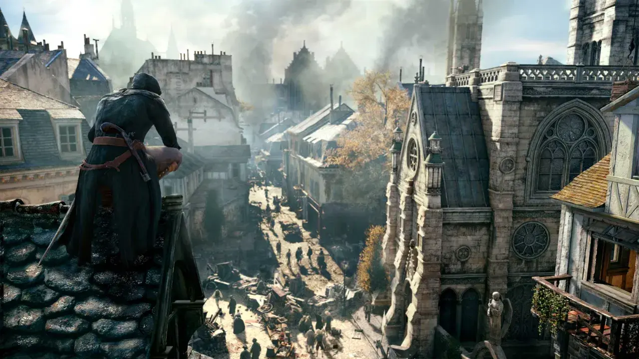 Postać w kapturze obserwuje z dachu zgiełk ulicy w Paryżu, gdzie rozgrywa się akcja gry AC Unity.