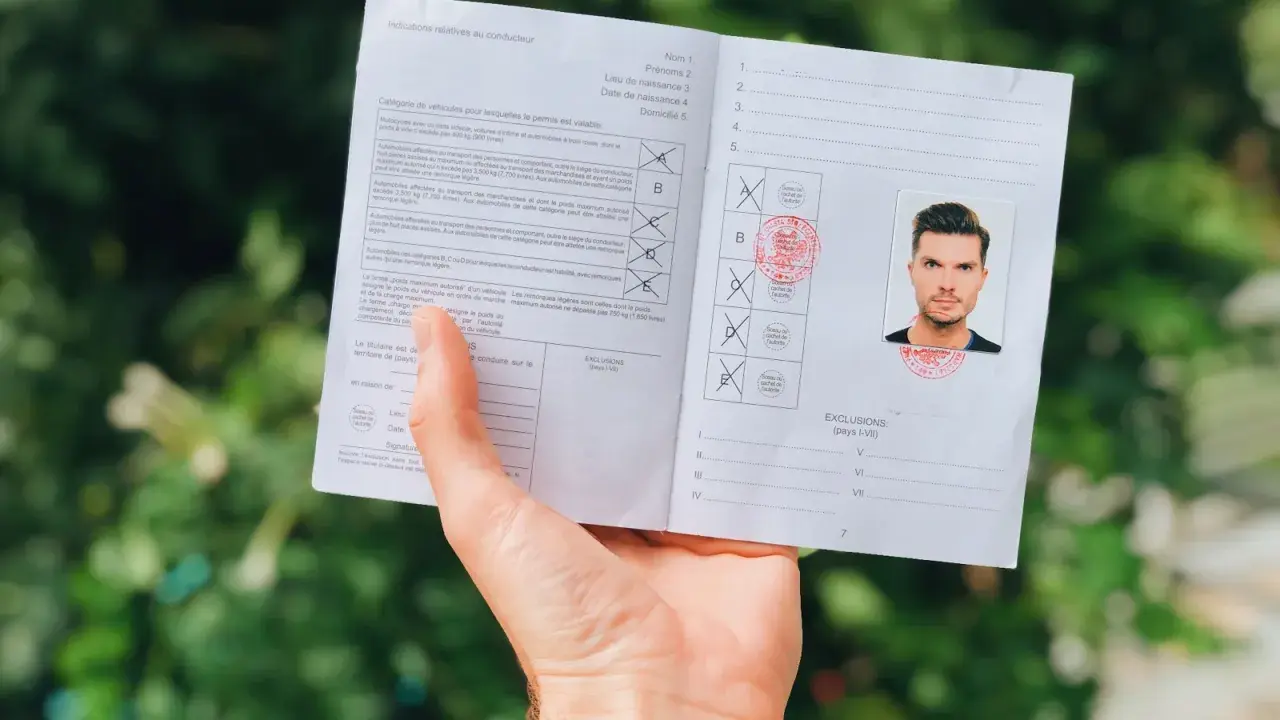 Międzynarodowe prawo jazdy konwencją genewską czy wiedeńską? Dokument z miejscem na zdjęcie i pieczęcie, określający kategorie pojazdów.