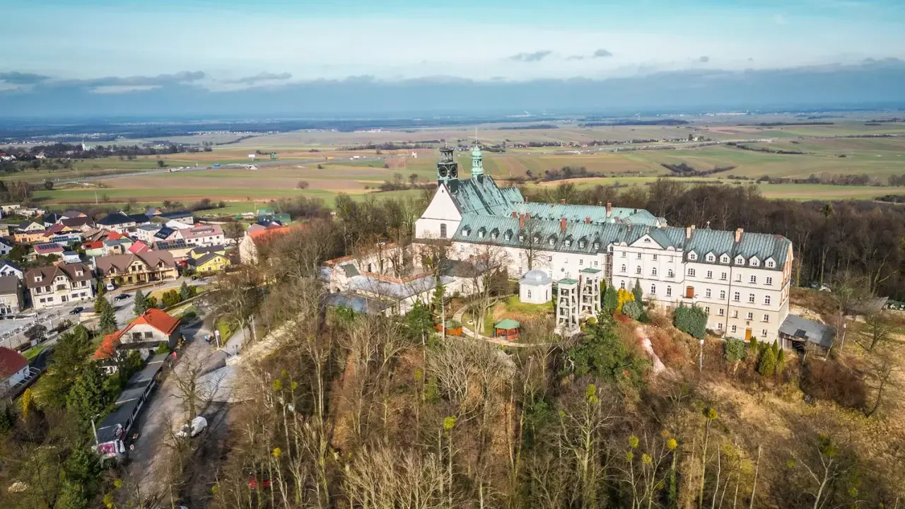 Góra Świętej Anny: imponujący klasztor i malownicze widoki. Atrakcje tego miejsca przyciągają turystów z całej Polski.