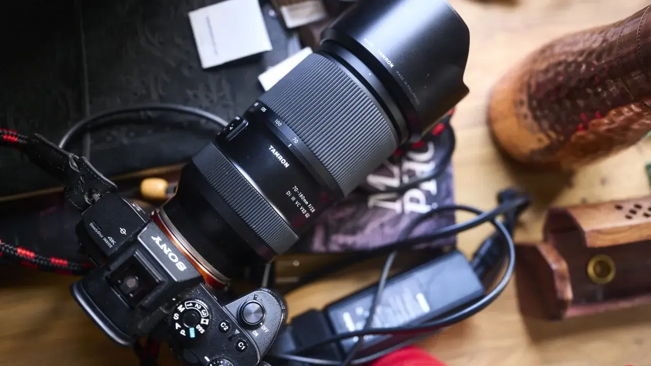 Obiettivo Tamron 70-180mm F/2.8 su fotocamera Sony, pronto per catturare immagini nitide.