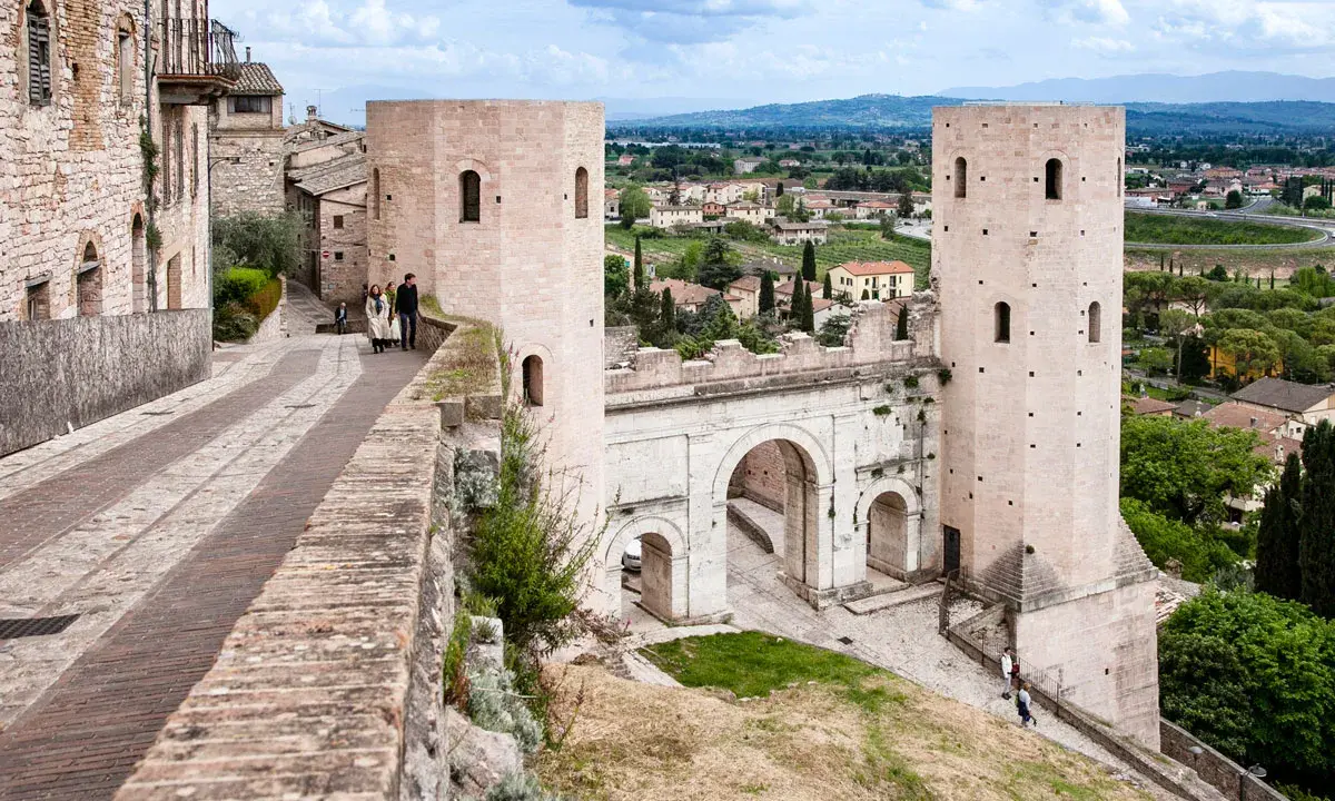 Porta Romana a Perugia, un'antica porta cittadina con torri medievali, perfetta per esplorare Perugia e dintorni in 3 giorni.