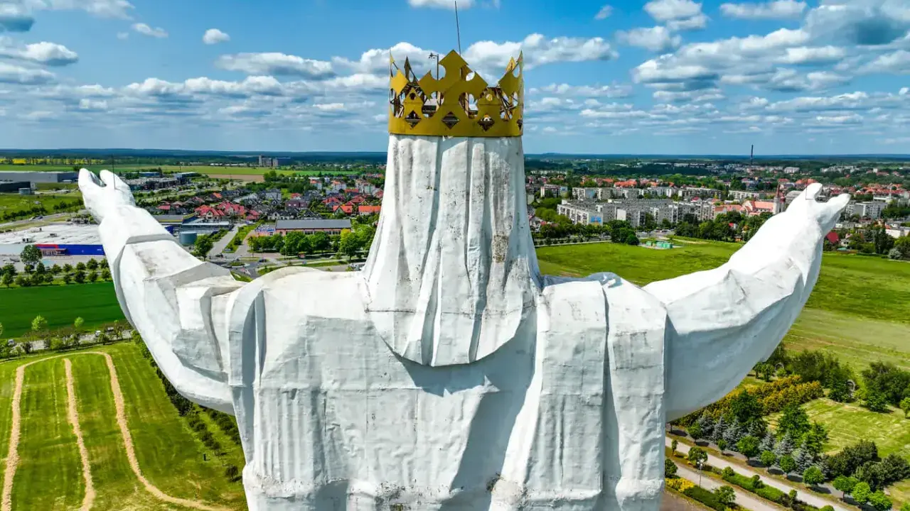 Pomnik Chrystusa Króla w Świebodzinie, jedna z największych atrakcji regionu, góruje nad miastem.