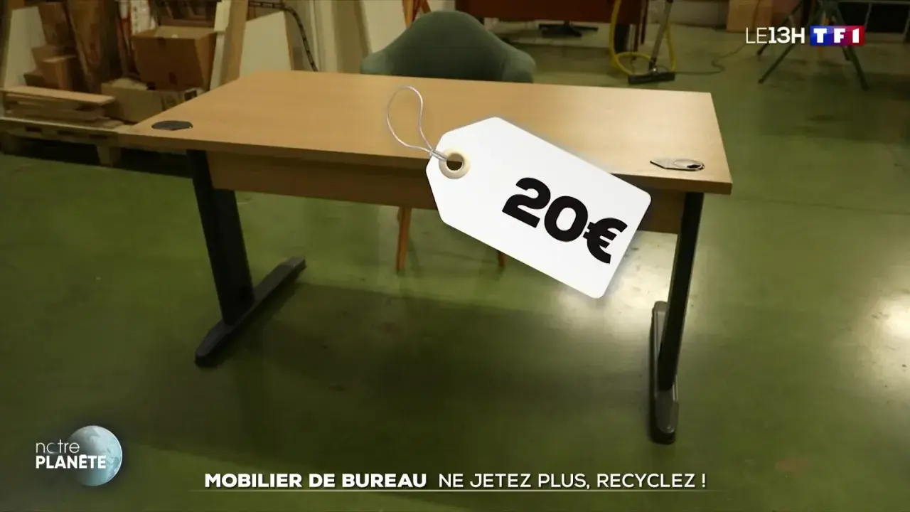Bureau en bois avec étiquette "20€", promouvant le recyclage mobilier de bureau.