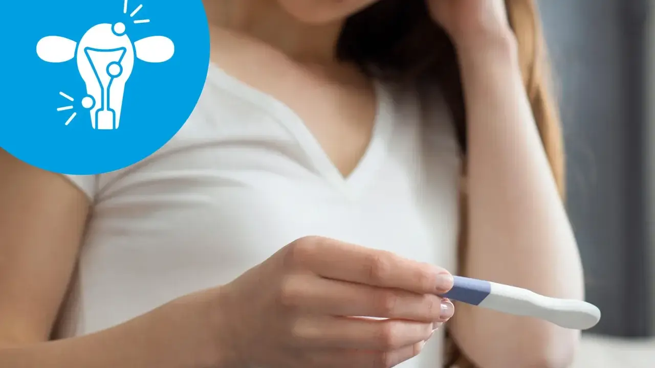 Kobieta z niepokojem patrzy na test ciążowy. Ikona symbolizuje problemy z płodnością, takie jak endometrioza a ciąża.