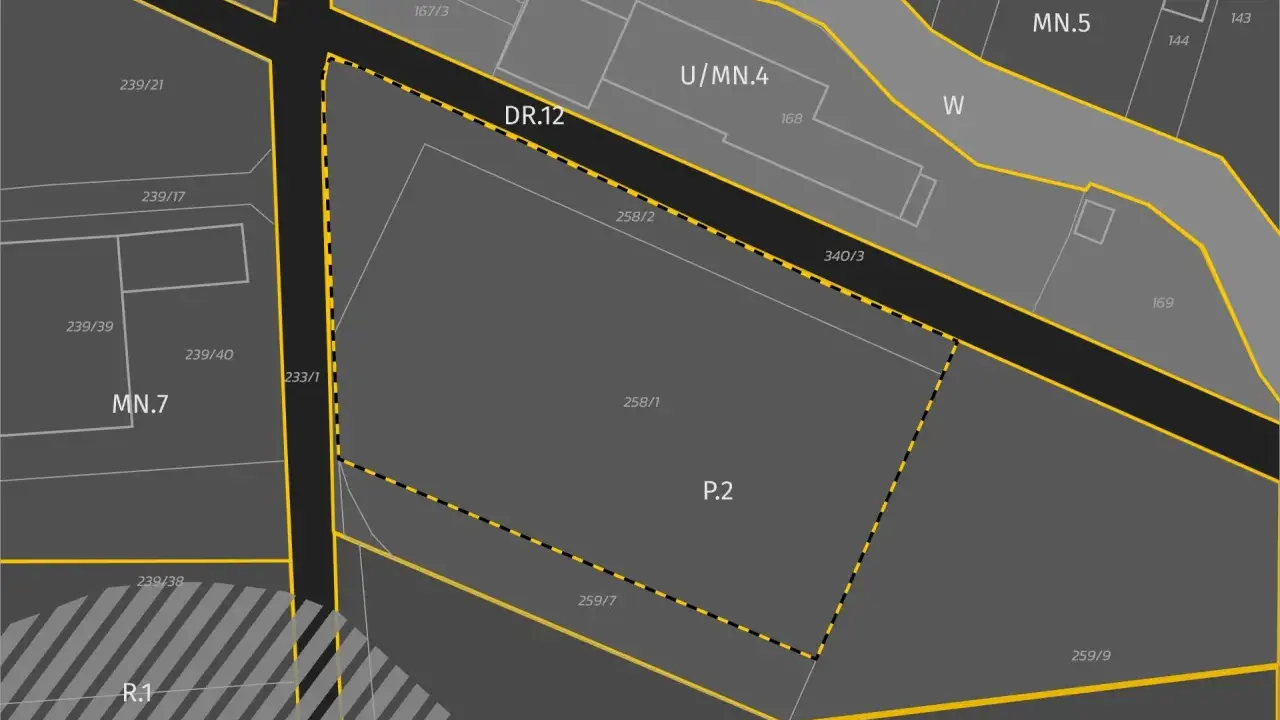 Fragment mapy z oznaczeniami działek i ulic. Dowiedz się, jak sprawdzić plan zagospodarowania przestrzennego działki, analizując takie dokumenty.