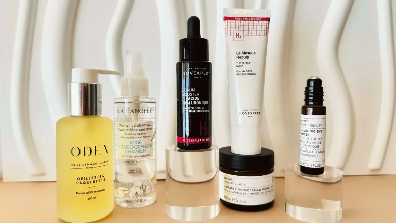 Routine beauté : sérum, masque et crème à l'acide hyaluronique, avec une huile démaquillante et une brume hydratante. L'ordre idéal pour une peau éclatante.