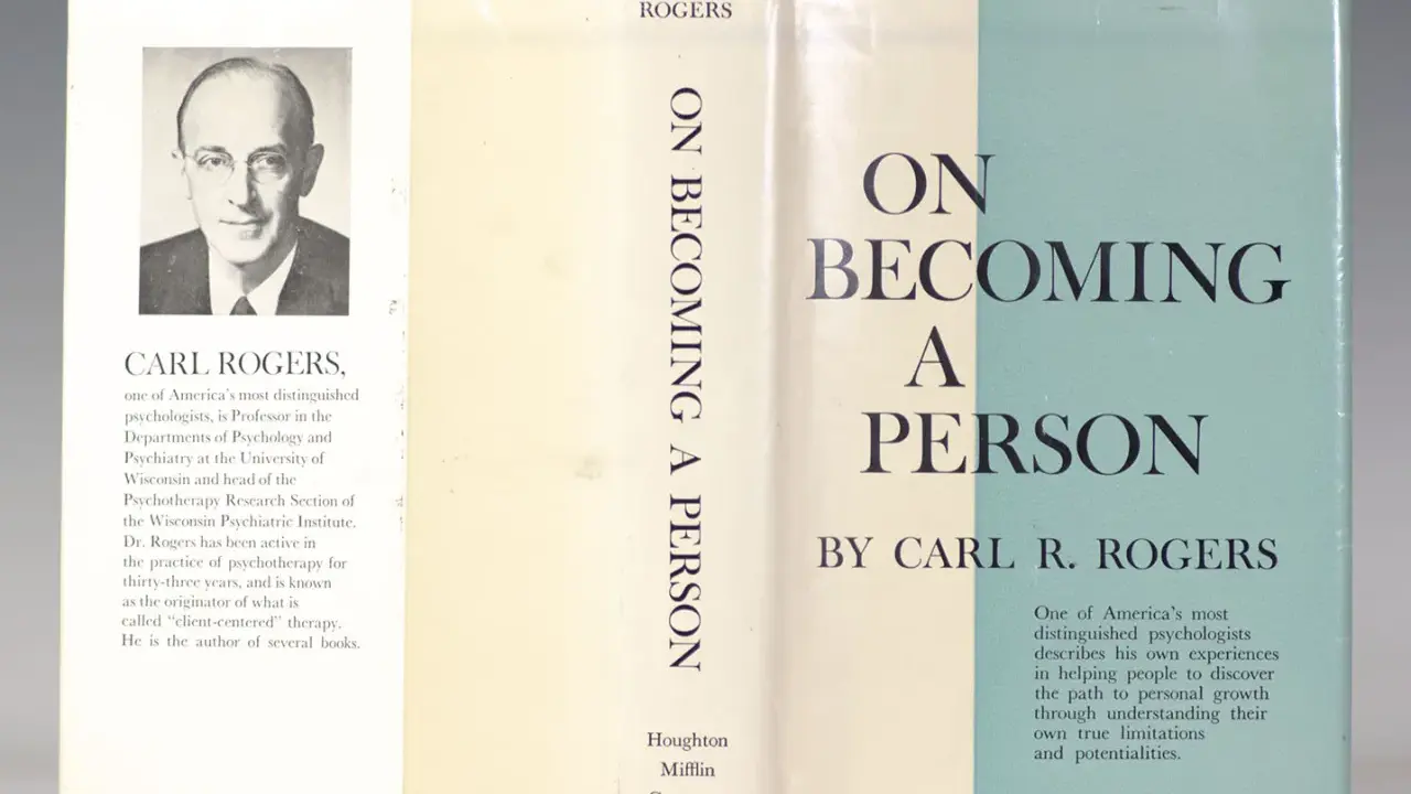 Okładka książki "On Becoming a Person" Carla R. Rogersa. Psycholog opisuje swoje doświadczenia w pomaganiu ludziom w rozwoju.