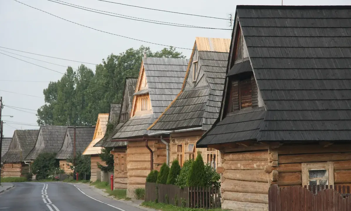 Drewniane domy w Chochołowie, z charakterystycznymi dachami krytymi gontem. Wspaniałe atrakcje Podhala, zachwycające tradycyjną architekturą.