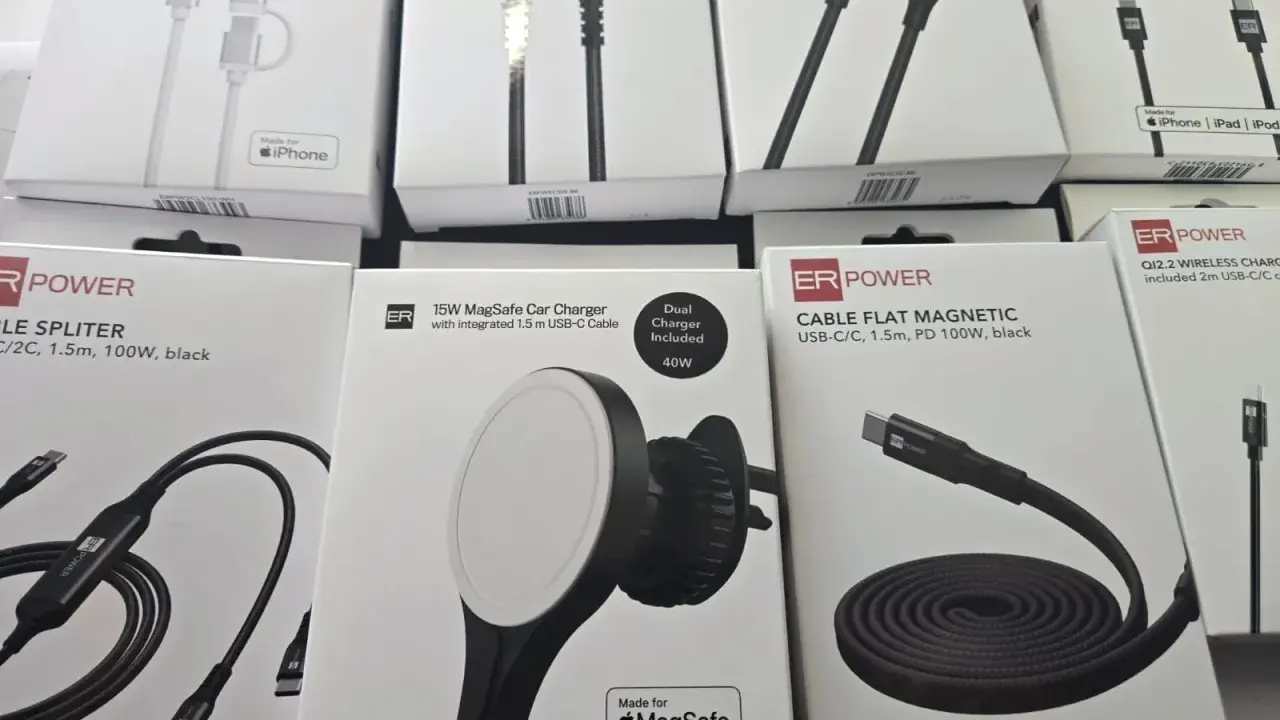 Akcesoria na Androida: ładowarka samochodowa MagSafe, kable USB-C i rozdzielacz mocy.