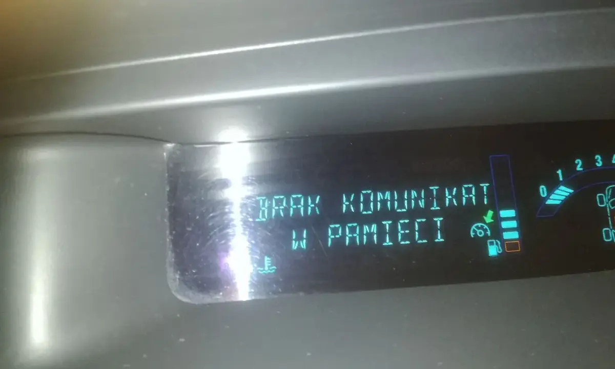 Wyświetlacz Renault pokazuje "BRAK KOMUNIKAT W PAMIĘCI", być może związany z błędem DTC P1525.