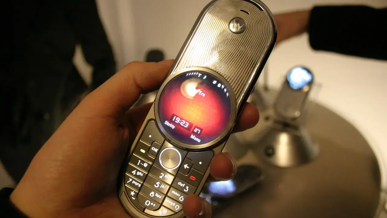 Motorola z USA, z charakterystycznym okrągłym ekranem i klawiaturą.