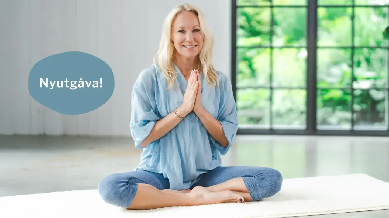 En kvinna sitter i meditationsställning med händerna i bön. Hon ler och ser lugn ut. En pratbubbla säger "Nyutgåva!". Perfekt för guidad meditation text.