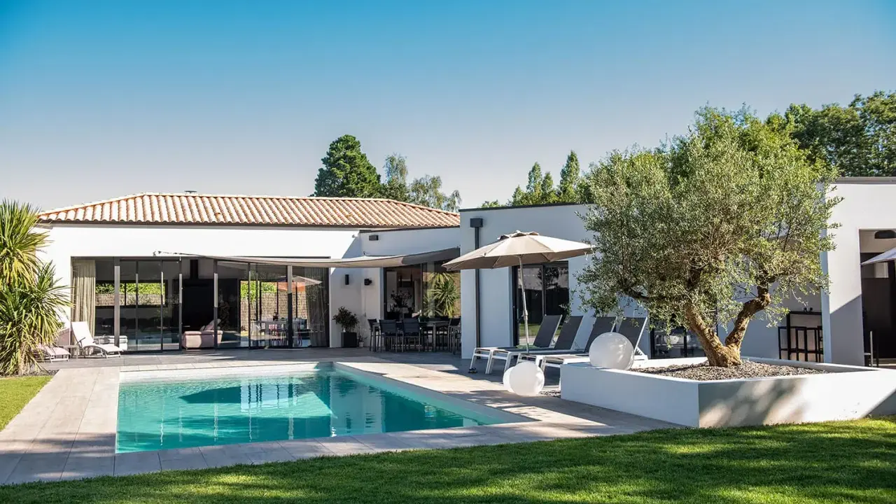 Belle maison vendéenne avec piscine, terrasse et olivier centenaire. Idéal pour des vacances paisibles.