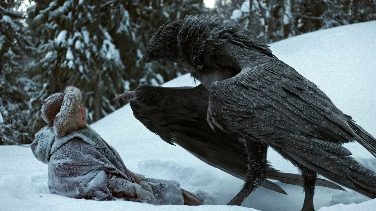 En fryst Ronja, en av de nya Ronja skådespelare, möter en stor fågel i snön.