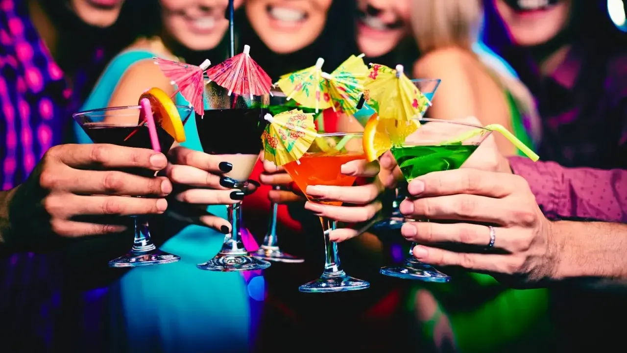 Brindisi con cocktail colorati, un assaggio della vivace **munich nightlife**.
