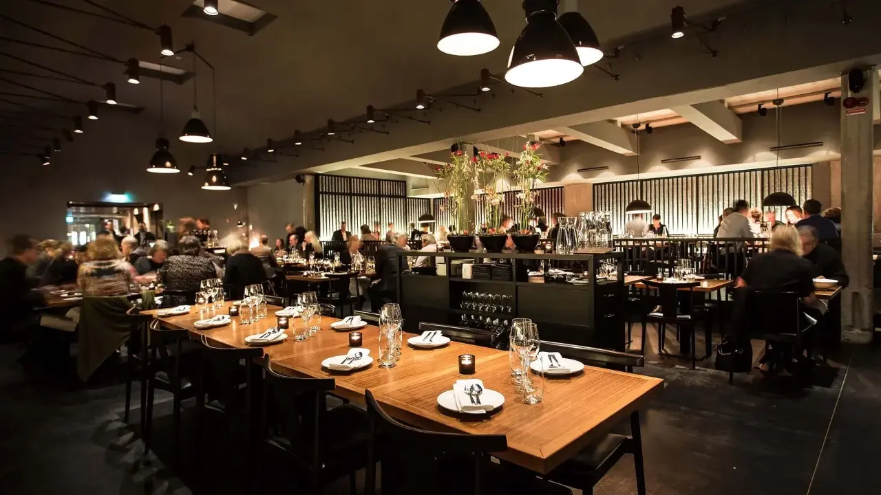 En elegant restaurang i Stockholm med dukade bord och gäster. Kanske en kväll med live musik stockholm?