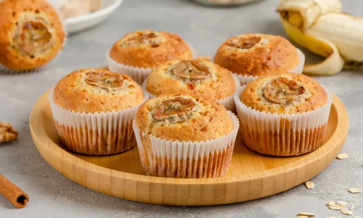 Deliciosas magdalenas bebe de plátano y avena, perfectas para un desayuno o merienda.