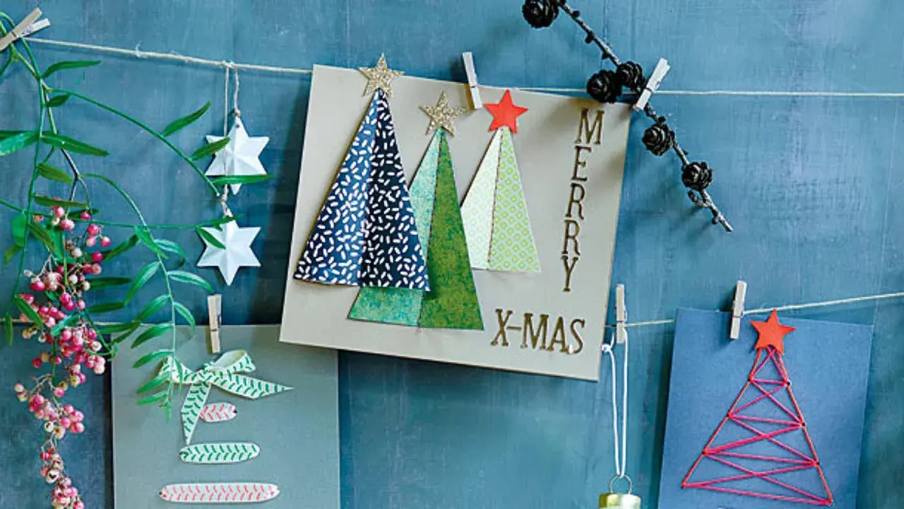 Selbstgebastelte Weihnachtskarten mit Bäumen, Sternen und Schriftzug "Merry X-Mas".