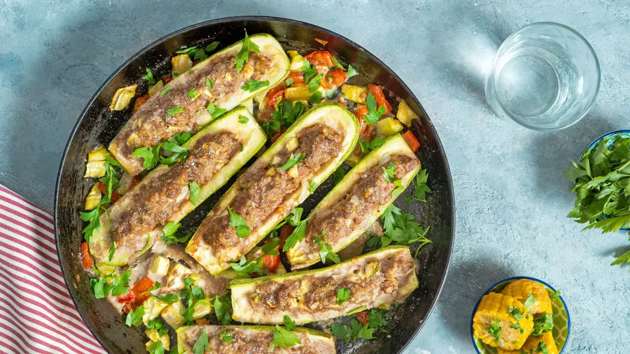 Zucchine tonde ripiene cotte in padella con verdure e prezzemolo fresco.