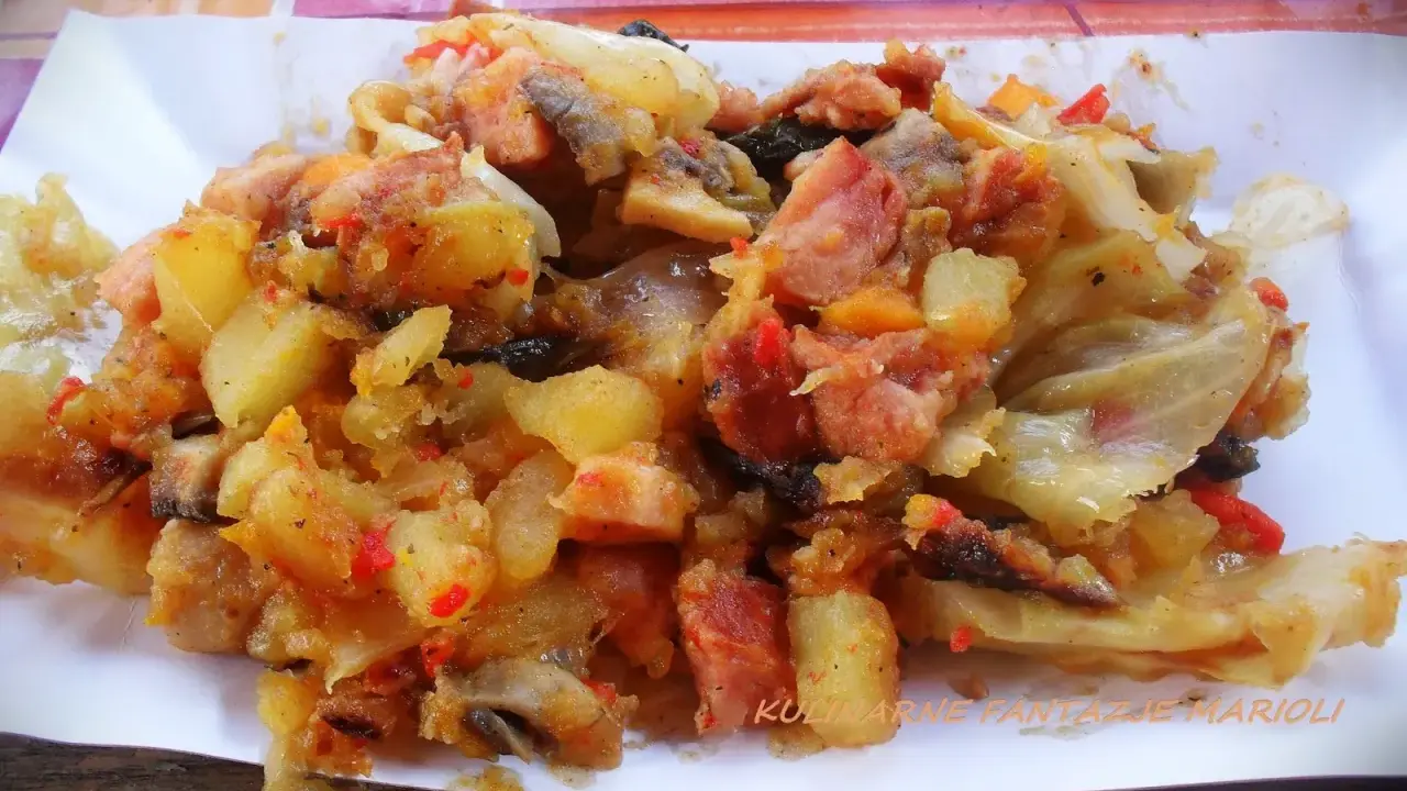 Pyszne danie z ziemniaków, kapusty i mięsa, idealne co do kociołka na ognisko.