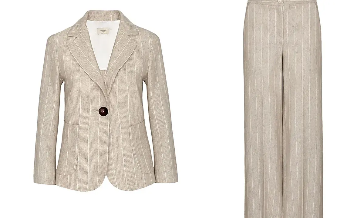 Un tailleur a righe beige, perfetto per scoprire cosa indossare sopra un tailleur in primavera.