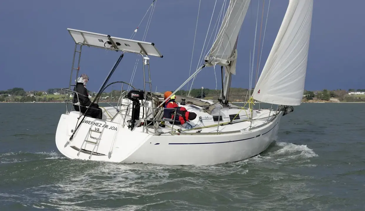 Voilier Dufour 34 en navigation, voiles blanches gonflées par le vent. La fiche technique de ce bateau est impressionnante.