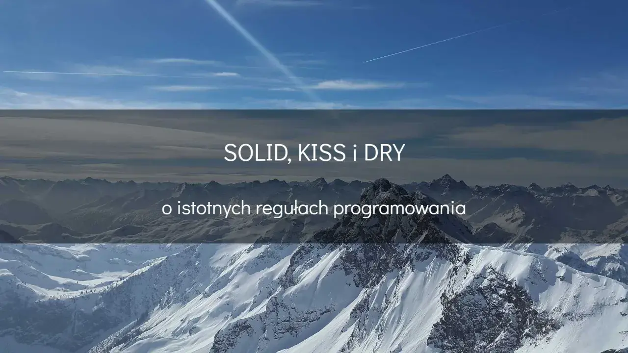 Góry pokryte śniegiem, niebo z chmurami i smugami kondensacyjnymi. Tekst: SOLID, KISS i DRY o istotnych regułach programowania.