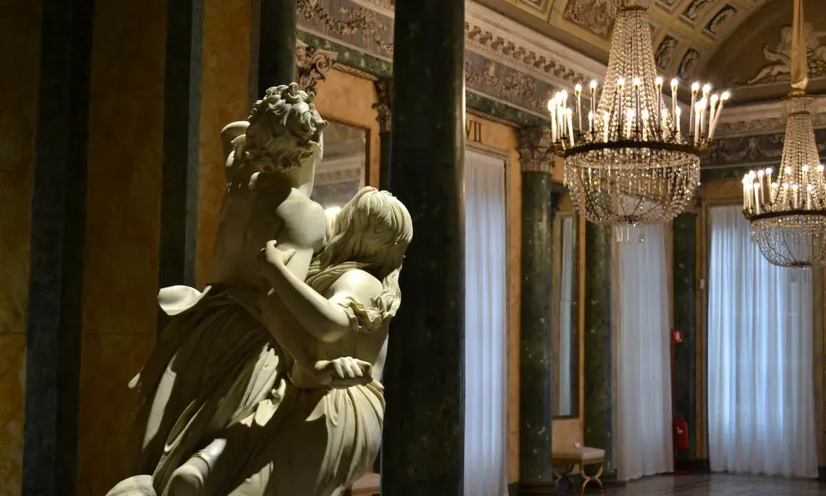 Scultura in marmo in una sala sontuosa con lampadari di cristallo. Un'idea per i musei gratis a Milano.