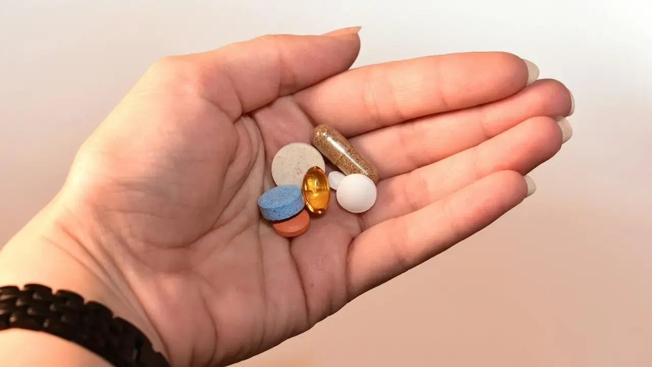 Garść tabletek i kapsułek, które mogą być związane z leczeniem zespołu serotoninowego objawy.