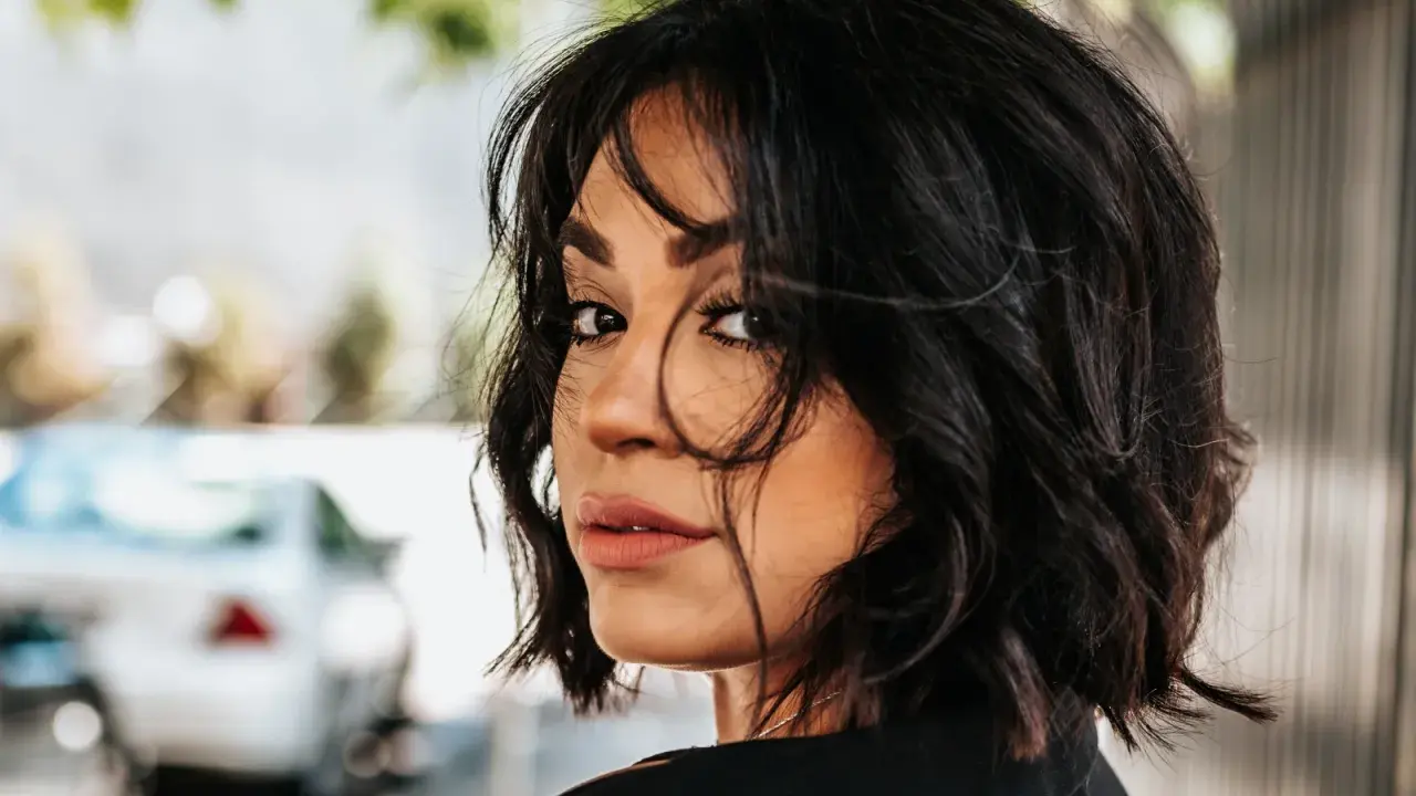 Capelli neri a chi stanno bene? A questa donna dallo sguardo intenso, con un taglio mosso che incornicia il viso.
