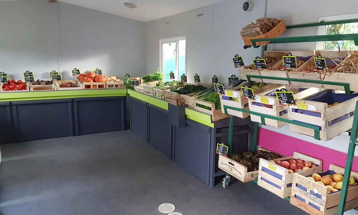 Un étal de fruits et légumes frais, évoquant les saveurs de la Bretagne et ses spécialités culinaires.