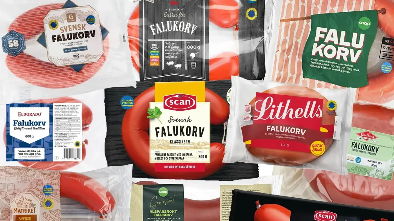 En samling av olika förpackningar med svensk falukorv, inklusive märken som Scan, Lithells och Coop. En av förpackningarna är från Jokkmokk.