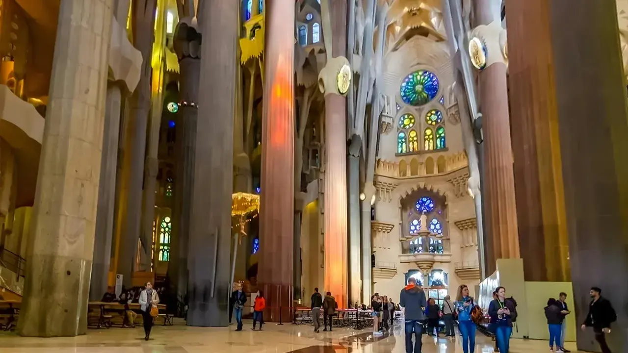 Wnętrze Sagrada Familia, z monumentalnymi kolumnami i witrażami, zbliża się do końca budowy.