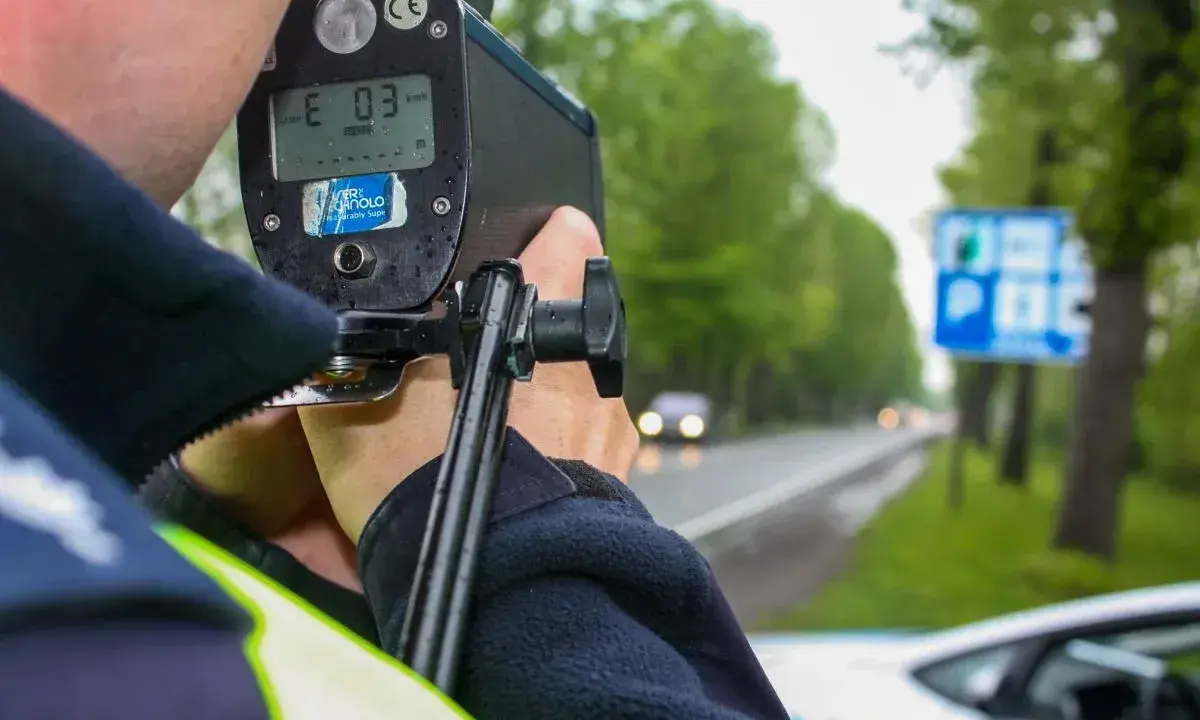 Policjant mierzy prędkość radarem. Czy policja może mierzyć prędkość w nocy? Tak, nawet w deszczu i przy słabej widoczności.