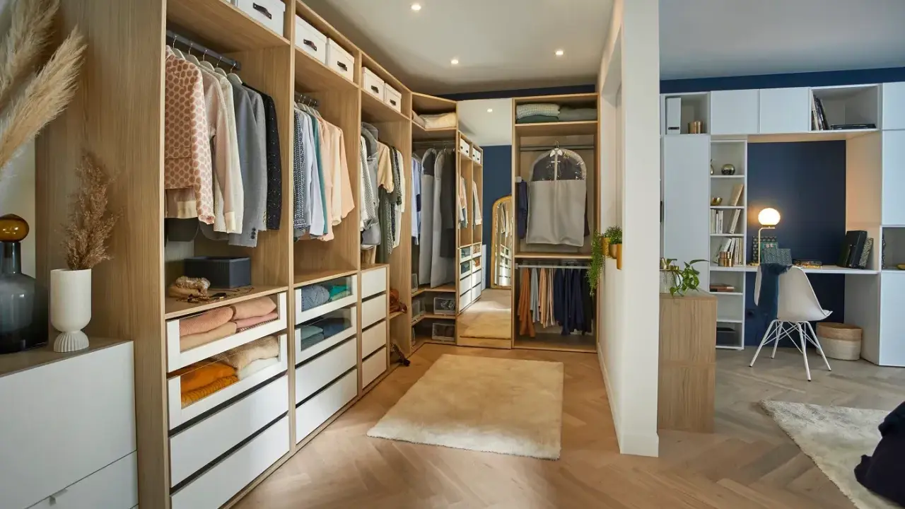 Un dressing aménagé pour un dressing à faire soi même, avec des étagères en bois, des tiroirs et des vêtements bien rangés.