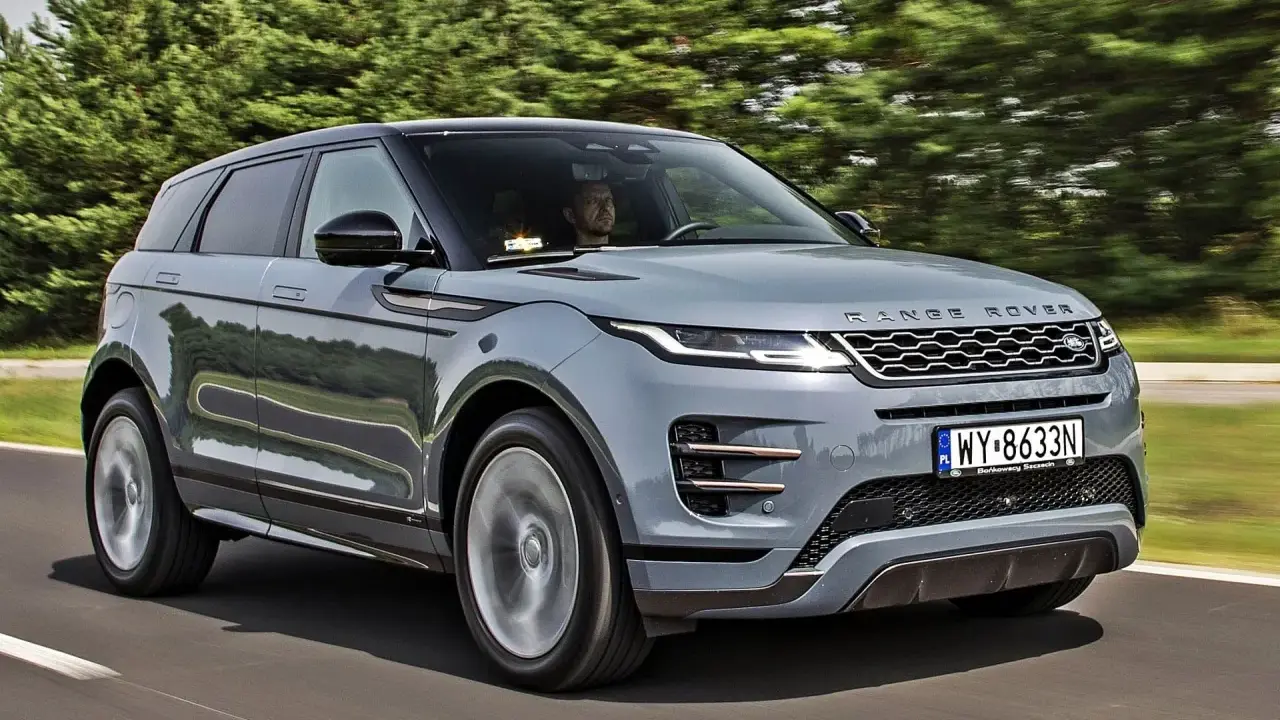Szary Range Rover Evoque jedzie po drodze. Sprawdź aktualną range rover cena.
