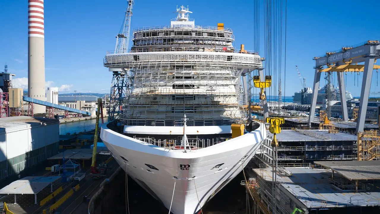 Costruzione nave MSC Seashore in cantiere. La sua lunghezza è impressionante, con impalcature che ne coprono la struttura.